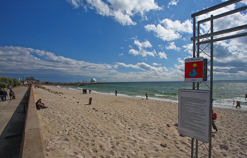 COVID-19: Plaża na Półwyspie Helskim jedną z najbardziej bezpiecznych w Europie - GospodarkaMorska.pl