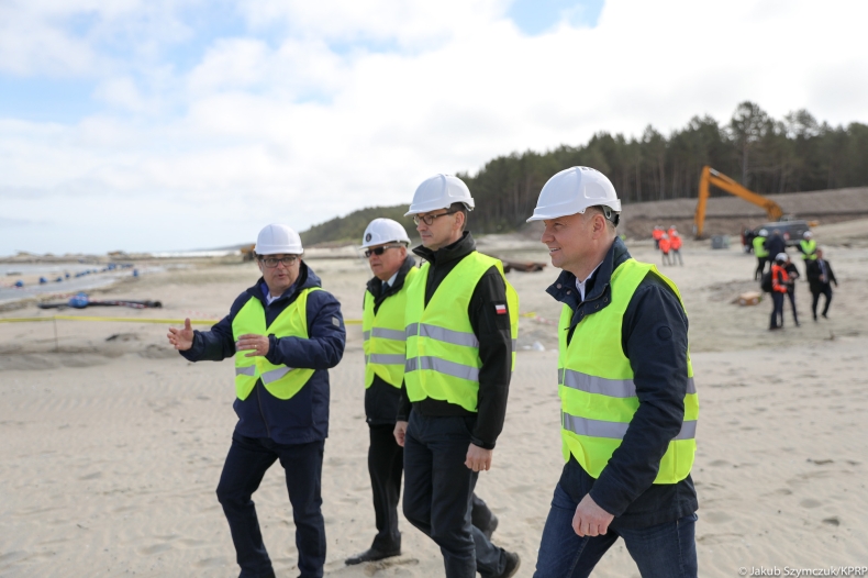 Prezydent, premier i minister Gróbarczyk odwiedzili teren budowy przekopu przez Mierzeję Wiślaną (foto) - GospodarkaMorska.pl