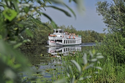 Biała flota rozpoczęła rejsy po Kanale Elbląskim - GospodarkaMorska.pl