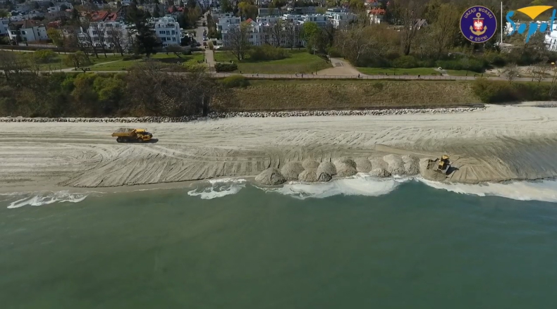 Zasilanie plaży w Gdyni Orłowie (wideo) - GospodarkaMorska.pl
