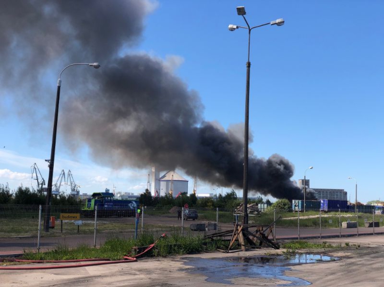 Pożar na terenach portowych (foto, wideo) - GospodarkaMorska.pl