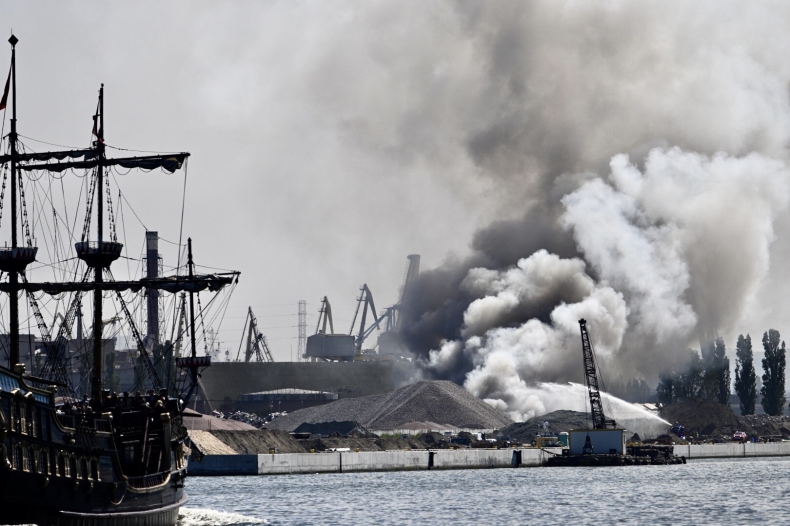 Groźny pożar na terenach portowych został opanowany - GospodarkaMorska.pl