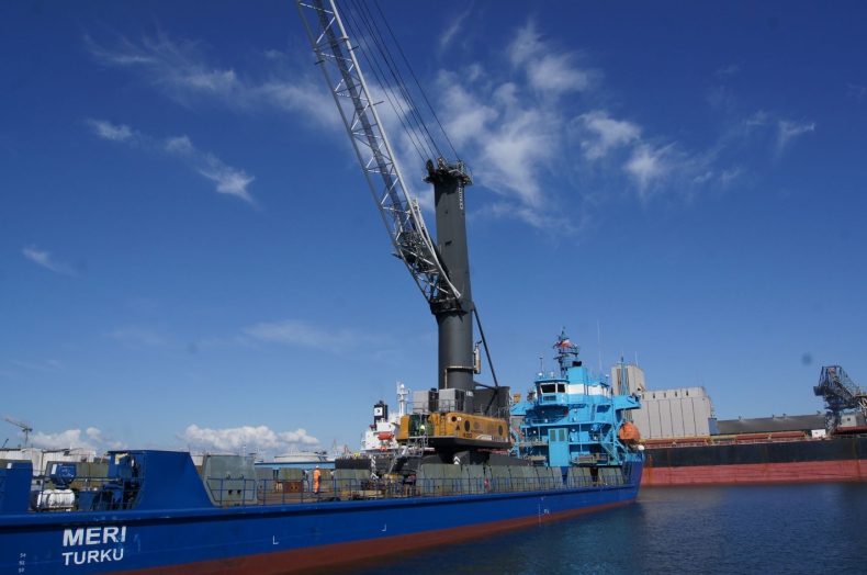 Czas na zmiany - 100 tonowy żuraw opuszcza OT Port Gdynia (foto) - GospodarkaMorska.pl