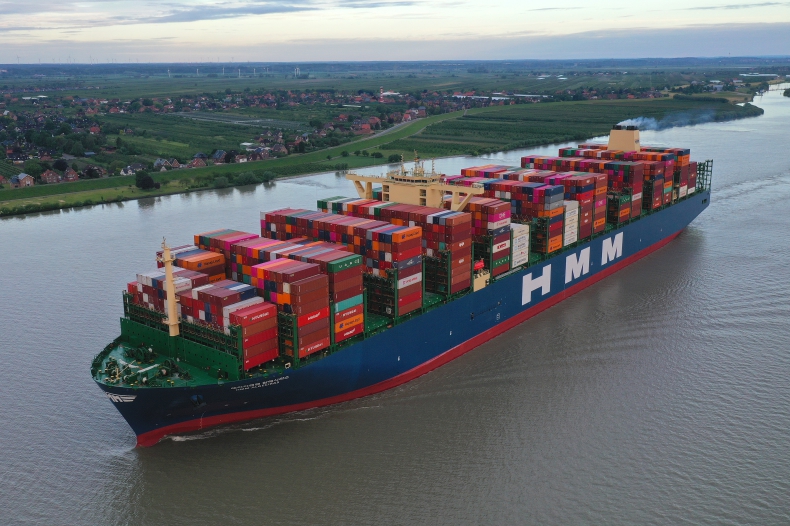 Zawinięcie największego kontenerowca świata „HMM ALGECIRAS” w dziewiczym rejsie do Hamburga - GospodarkaMorska.pl