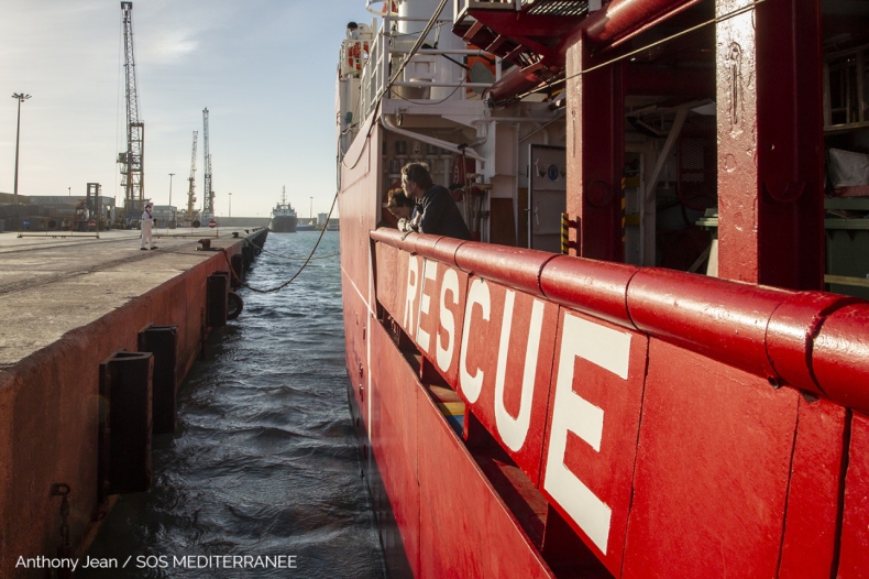 Co najmniej 20 migrantów zginęło po zatonięciu łodzi na Morzu Śródziemnym - GospodarkaMorska.pl