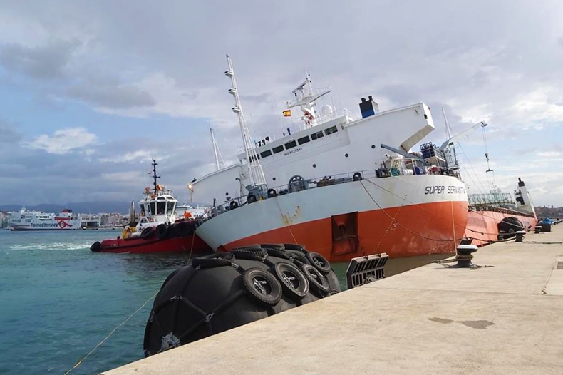Niekontrolowany przechył statku-doku. Na pokładzie luksusowe jachty - GospodarkaMorska.pl