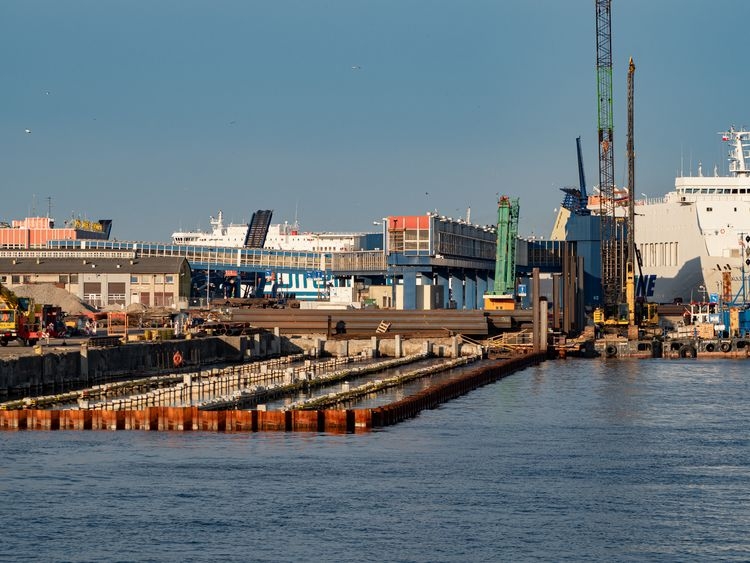 Na terminalu promowym w Świnoujściu roboty budowlane idą pełną parą - GospodarkaMorska.pl