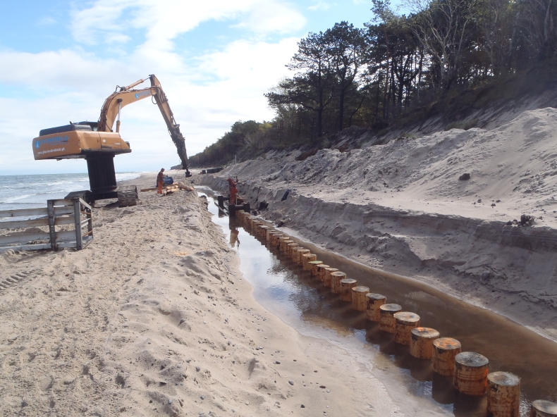 Budowa opaski brzegowej w Pogorzelicy trwa - GospodarkaMorska.pl