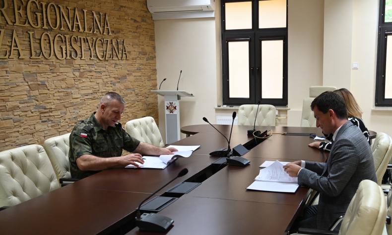 LOTOS Kolej będzie transportować paliwo lotnicze dla wojska - GospodarkaMorska.pl