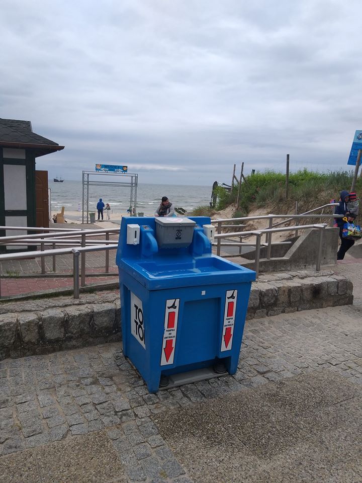 W Ustce umywalki przy każdym zejściu na plażę - mają ograniczyć rozprzestrzenianie się koronawirusa - GospodarkaMorska.pl