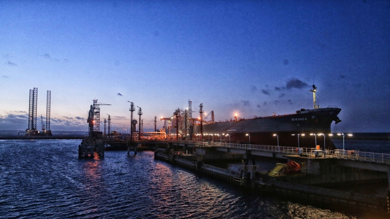 Naftoport za dnia i nocy - GospodarkaMorska.pl