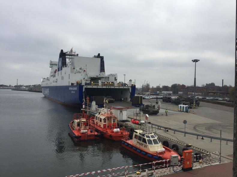 Czołgi w gdańskim porcie. Niecodzienny załadunek w PGE - GospodarkaMorska.pl