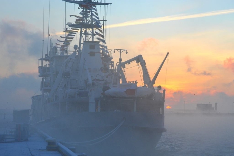 Zima w porcie wojennym - GospodarkaMorska.pl