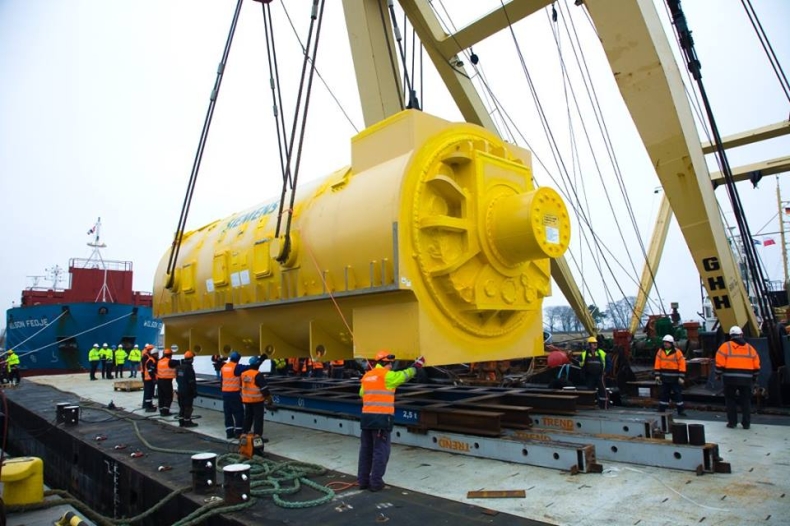 Ciężki przeładunek w gdańskim porcie - GospodarkaMorska.pl