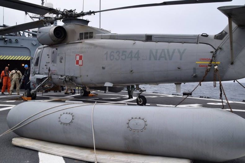 Z pokładu ORP Kościuszko: uzbrajanie śmigłowca SH-2G w bojową wersję torpedy MU-90 - GospodarkaMorska.pl