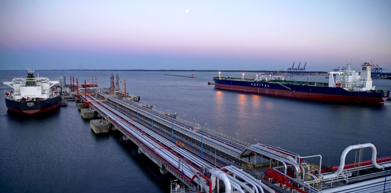 Tankowce z irańską ropą o zmierzchu w gdańskim Naftoporcie - GospodarkaMorska.pl