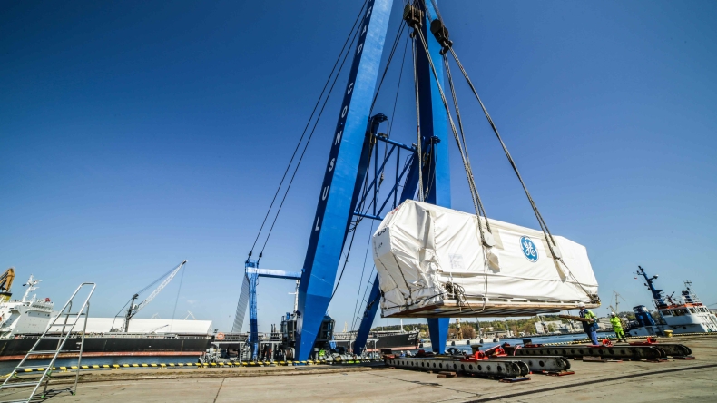 Conrad Consul załadował olbrzymie generatory na statek Sv. Apostol Andrey - GospodarkaMorska.pl