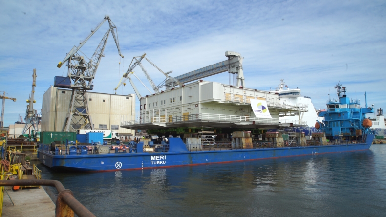 Nasuwanie modułu platformy Johan Sverdrup na statek Meri - GospodarkaMorska.pl