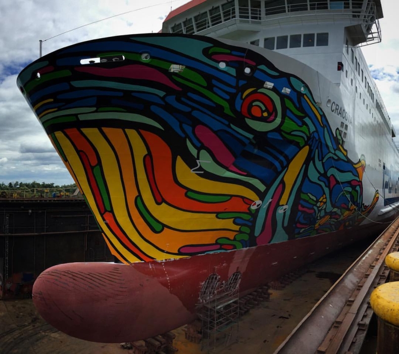 Prom Cracovia z grafiką wieloryba na 900 mkw. - GospodarkaMorska.pl