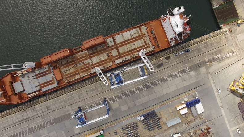 Załadunek suwnic RTG na statek Stadiongracht - GospodarkaMorska.pl