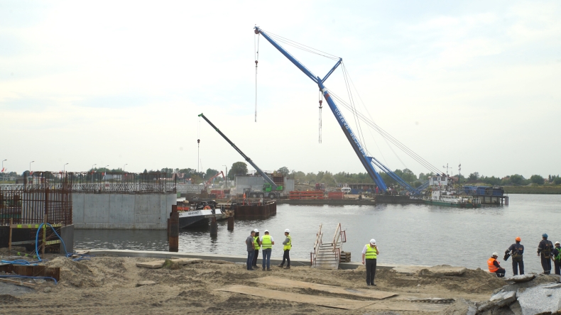 Montaż przęseł zwodzonego mostu w Sobieszewie - GospodarkaMorska.pl