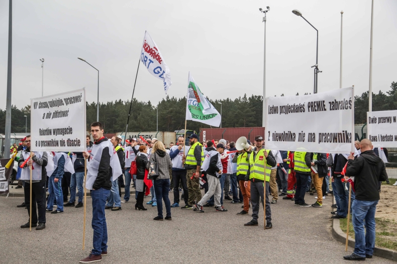 Pikieta przed terminalem kontenerowym DCT w Gdańsku - GospodarkaMorska.pl
