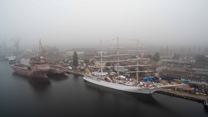Podniesienie bandery na żaglowcu El Mellah - GospodarkaMorska.pl