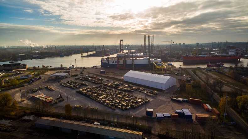 Rozładunek amerykańskiego sprzętu ze statku USS Resolve - GospodarkaMorska.pl