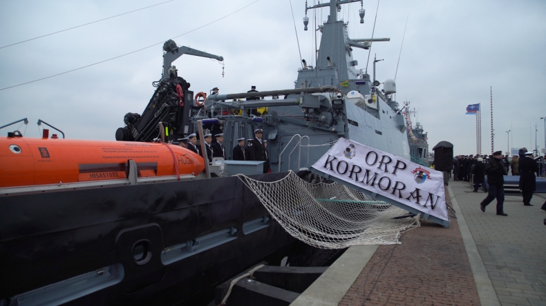 Podniesienie bandery na ORP Kormoran - GospodarkaMorska.pl