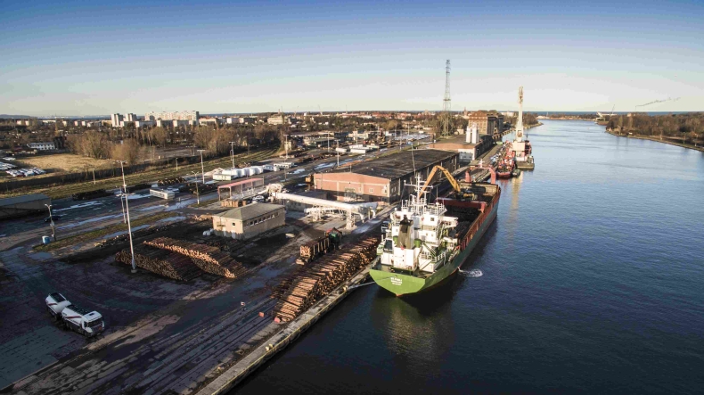 Załadunek drewna na statek St. Pauli w Porcie Gdańsk - GospodarkaMorska.pl