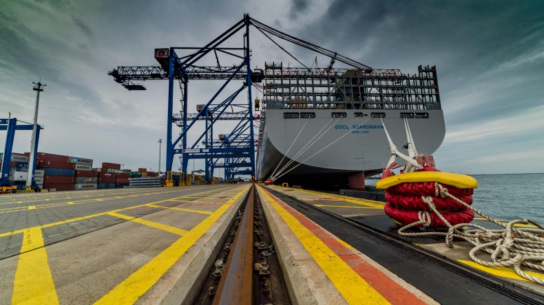 OOCL Scandinavia - piąty największy kontenerowiec świata w DCT - GospodarkaMorska.pl