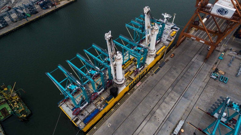 Załadunek suwnic Konecranes na statek Happy Buccaneer w Porcie Gdynia - GospodarkaMorska.pl