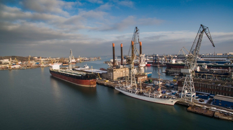 Pełne doki i nabrzeża w SR Nauta w Gdyni. Wśród statków m.in. Dar Młodzieży - GospodarkaMorska.pl