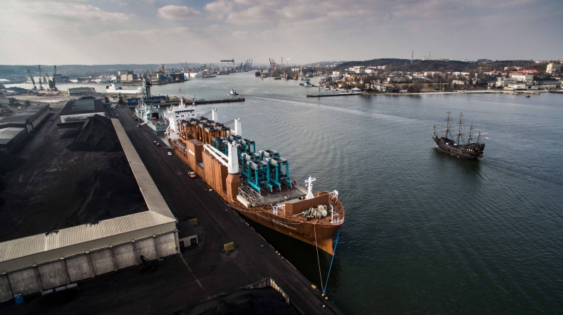 18 straddle carriers na pokładzie drobnicowca Slotergracht w Porcie Gdynia - GospodarkaMorska.pl