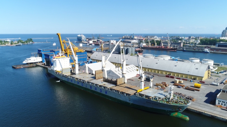 Załadunek statku Adam Asnyk w Porcie Gdynia - GospodarkaMorska.pl