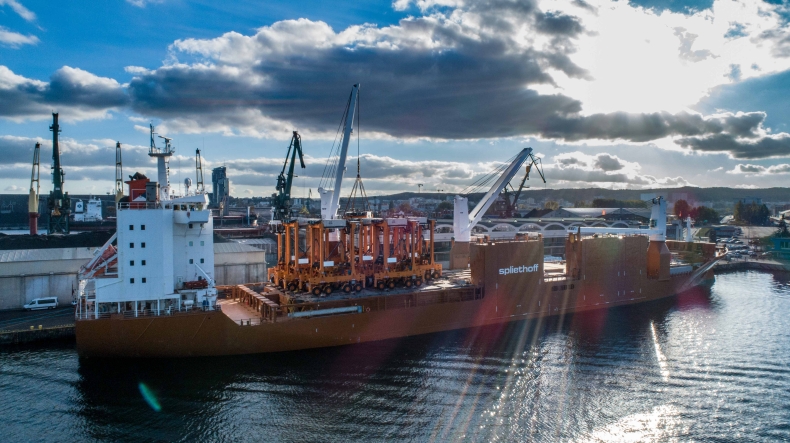 Załadunek 13 straddle carriers na pokład drobnicowca Spuigracht w Porcie Gdynia - GospodarkaMorska.pl