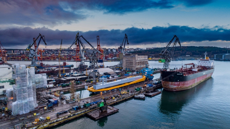 Załadunek dźwigu STS na statek Meri w Energomontażu Północ-Gdynia - GospodarkaMorska.pl