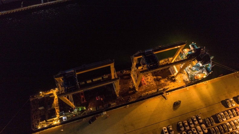 Załadunek dwóch suwnic RTG na statek Meri w Gdańsku - GospodarkaMorska.pl