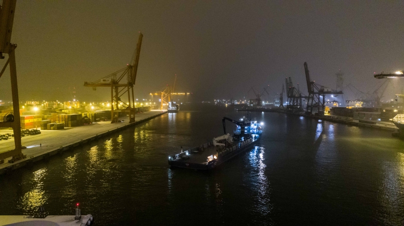Załadunek dźwigu statkowego na pokład ciężarowca MV Aura w Porcie Gdynia - GospodarkaMorska.pl