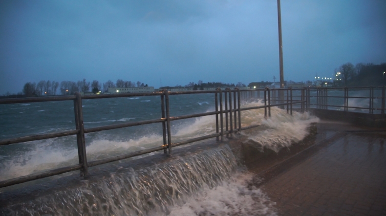 Kapitanat Portu Gdańsk w Nowym Porcie podczas sztormu. Cofka na Motławie - GospodarkaMorska.pl