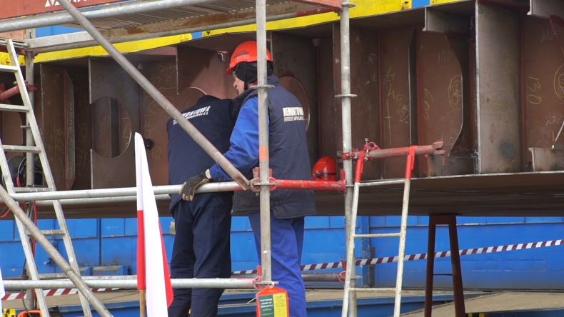 Zobacz położenie stępki pod budowę drugiego statku dla urzędów morskich - GospodarkaMorska.pl