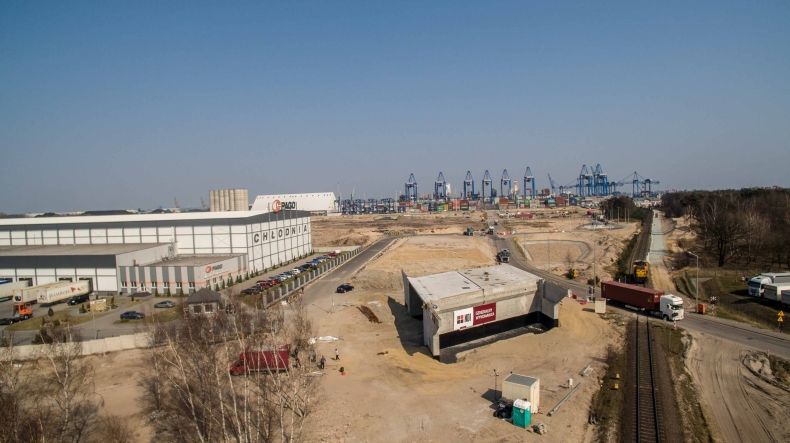 Na wiadukcie WD-4 w zawisła wiecha. Zobacz, jak zmienia się Port Zewnętrzny w Gdańsku - GospodarkaMorska.pl