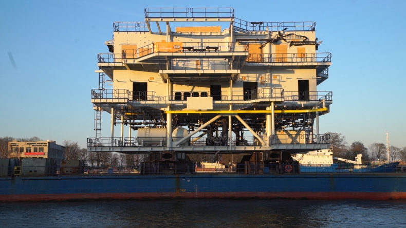 Zobacz załadunek 380-tonowej trafostacji od Mostostalu Pomorze. Trafi do Danii - GospodarkaMorska.pl