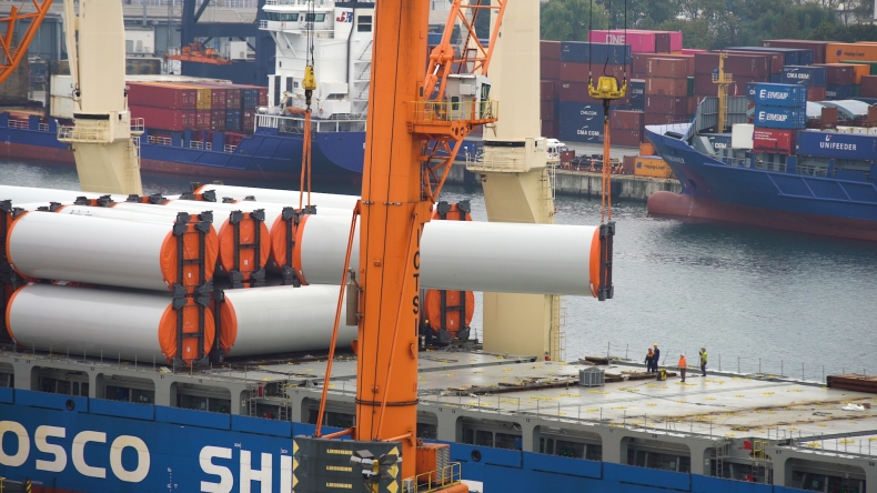 Tian Hui w Porcie Gdynia z rekordowym transportem elementów turbin wiatrowych - GospodarkaMorska.pl