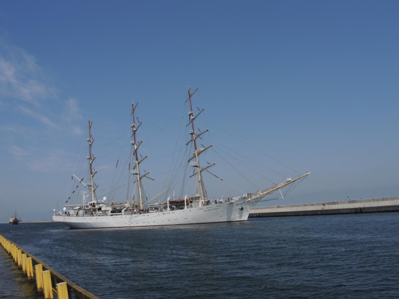 DAR MŁODZIEŻY wyszedł w morze [foto] - GospodarkaMorska.pl