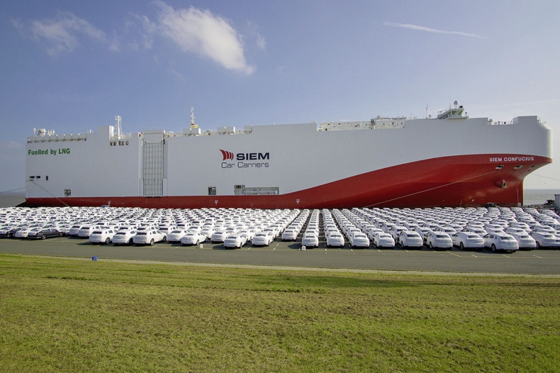 Volkswagen po raz pierwszy wykorzystuje do transportu samochodów statek zasilany niskoemisyjnym gazem ziemnym - GospodarkaMorska.pl