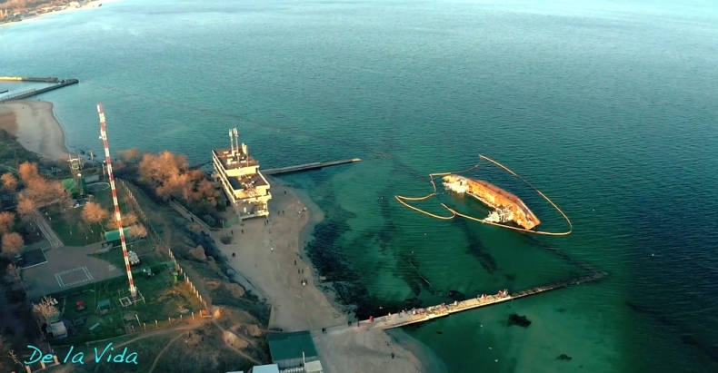 U brzegów Odessy wyciekło paliwo z osiadłego na mieliźnie małego tankowca (wideo) - GospodarkaMorska.pl