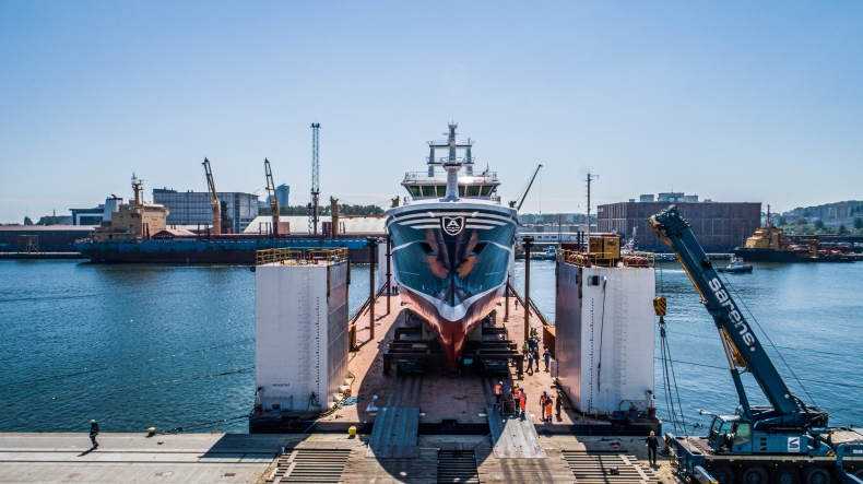 Kolejne wodowanie statku rybackiego w stoczni Karstensen Shipyard Poland w Gdyni [foto, wideo] - GospodarkaMorska.pl
