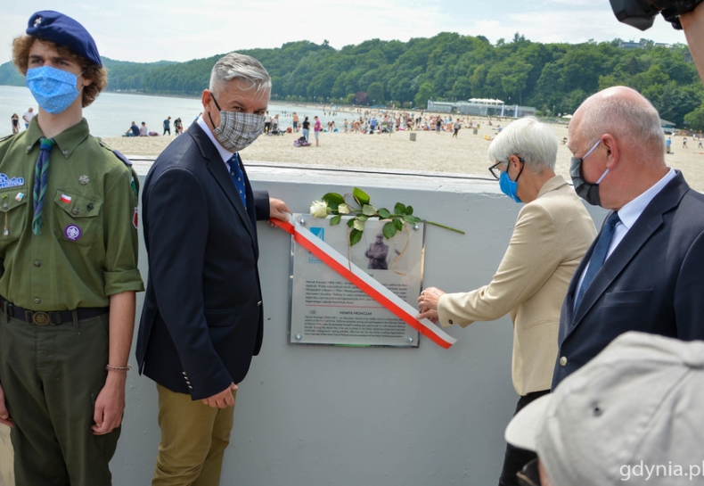 Zasłużeni dla polskiego żeglarstwa uhonorowani tablicami w Alei Żeglarstwa Polskiego [foto] - GospodarkaMorska.pl