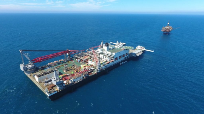 Gigantyczny statek Pioneering Spirit zlikwidował kolejną platformę Brent dla Shell [foto] - GospodarkaMorska.pl